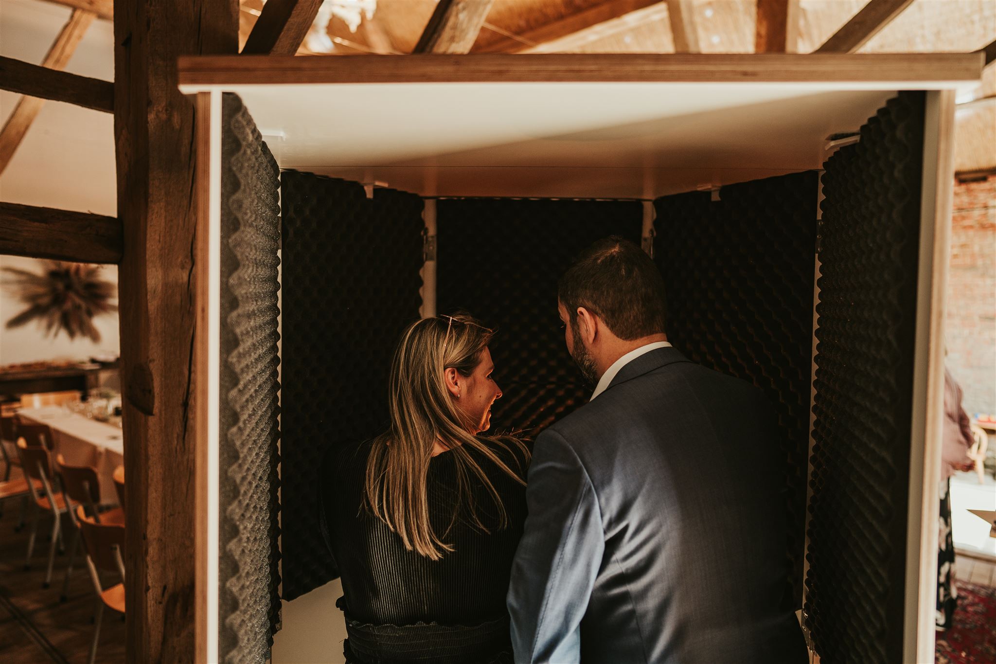 Gasten die een boodschap inspreken in de Voice Box audio gastenboek