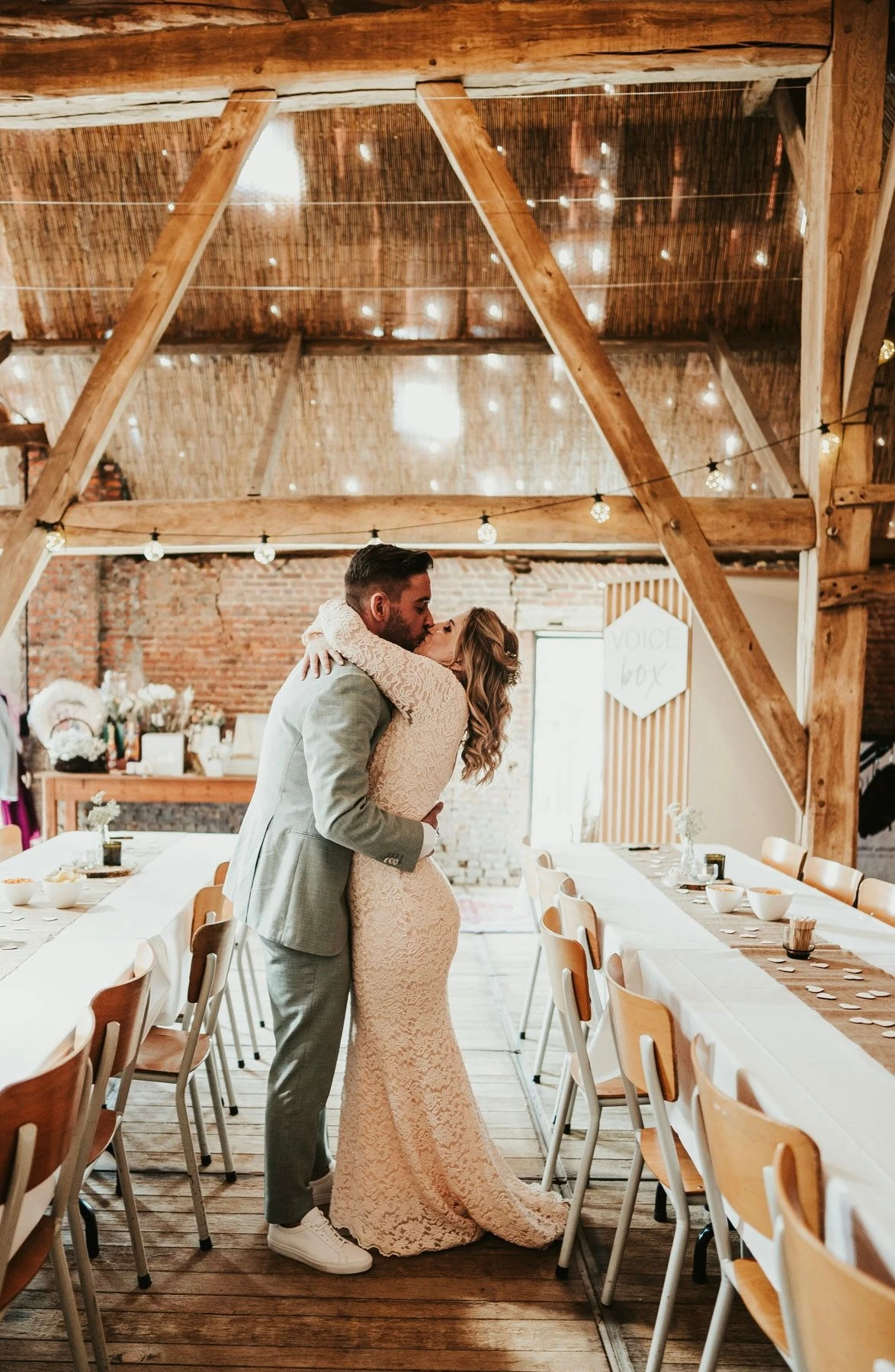 Een koppel bij hun Voice Box audio gastenboek tijdens hun evenement