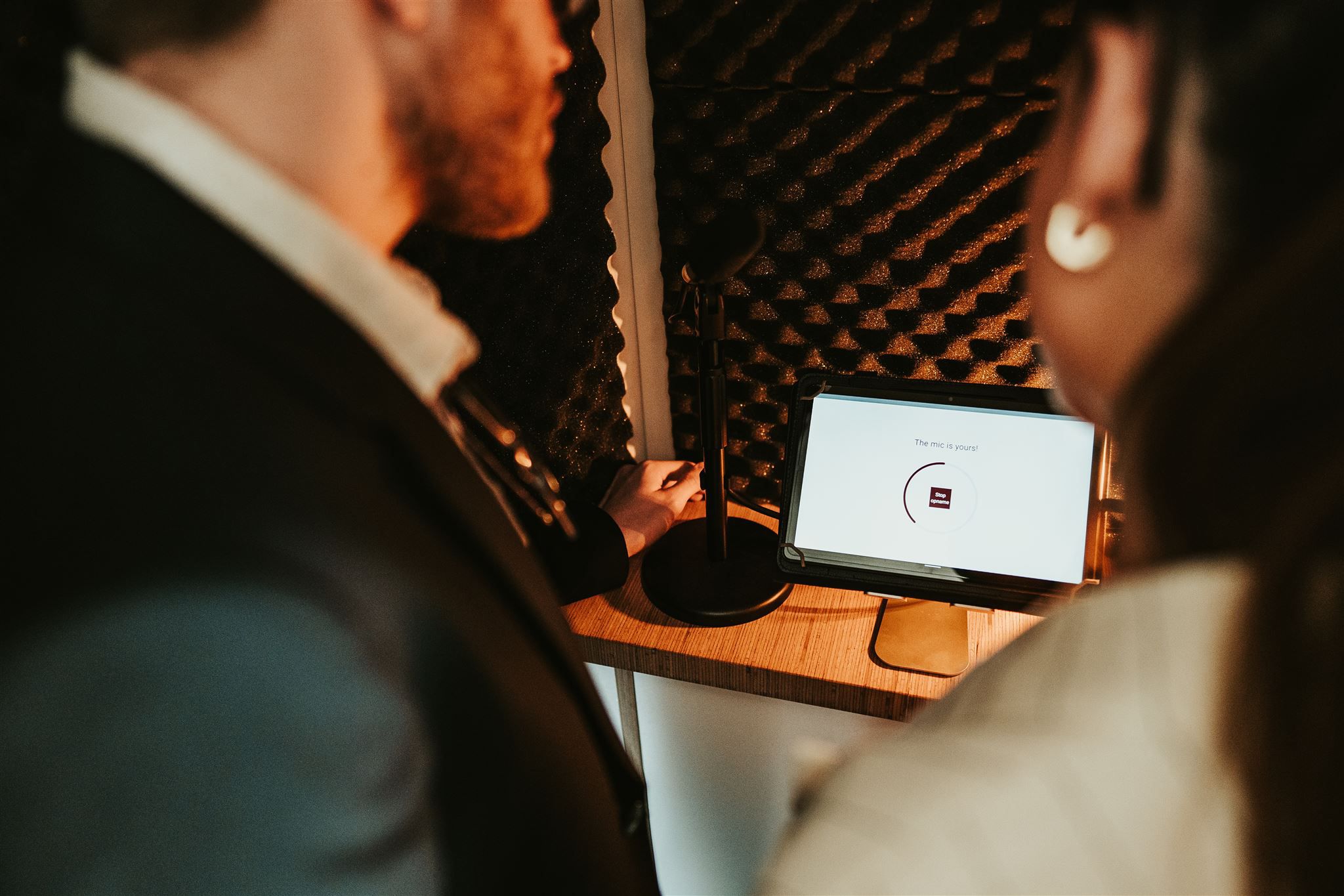 Mensen spreken een boodschap in de Voice Box