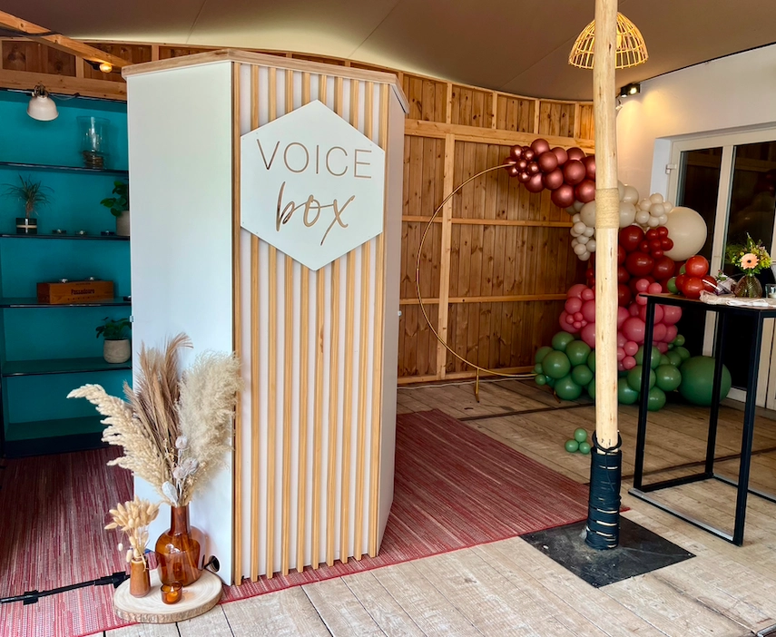 Detailopname van de professionele microfoon in de Voice Box cabine